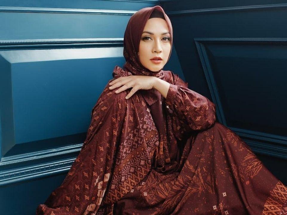 Awet Muda, 10 Potret Memesona Dina Lorenza di Usia 46 Tahun