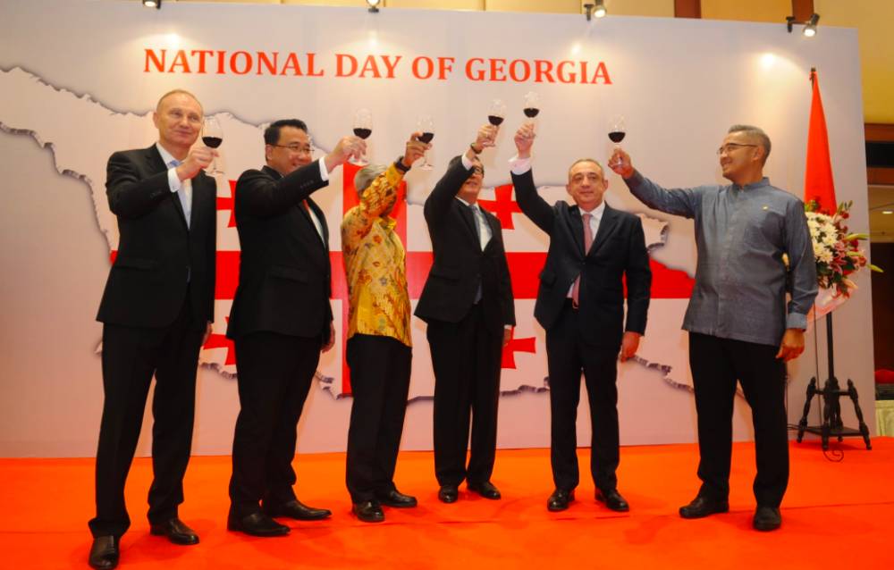 Foto Duta Besar Georgia untuk RI Irakli Asashvili (kiri kedua) bersama pemerintah Indonesia pada perayaan Hari Kemerdekaan Georgia 2019 (Facebook/Irakli Asashvili)