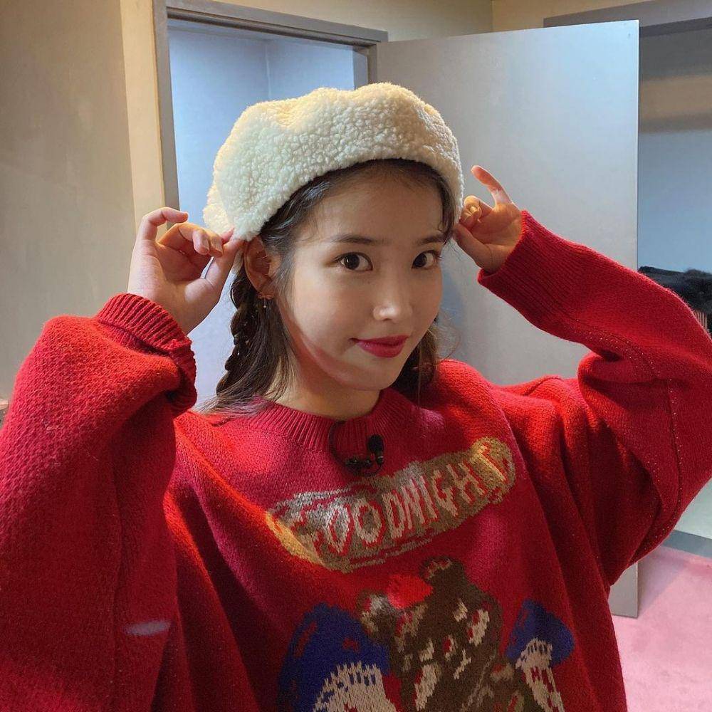 potret manis IU dengan topi baret (instagram.com/dlwlrma)