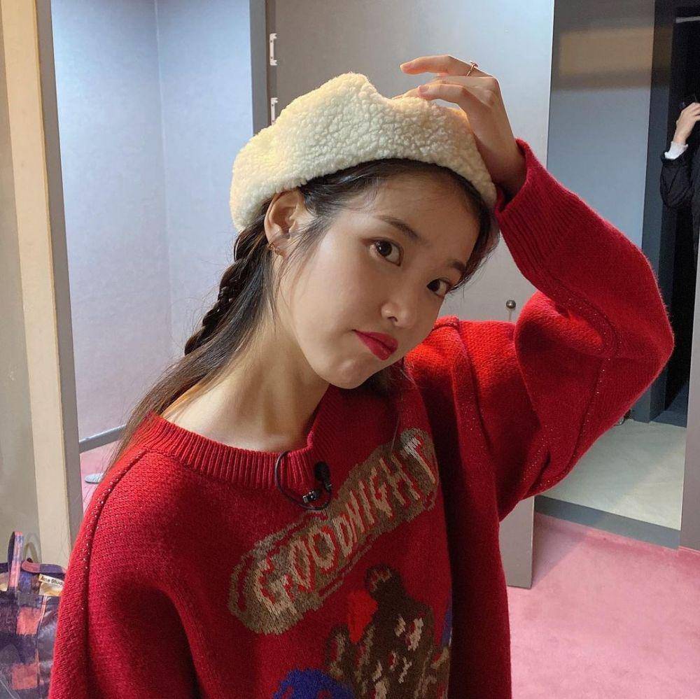 potret IU dengan sweater merah (instagram.com/dlwlrma)