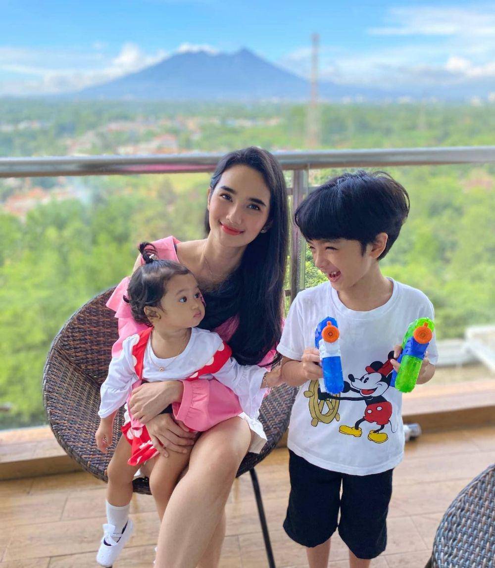 Faby Marcelia dan kedua anaknya (instagram.com/fabymarcelia)