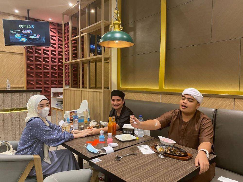Makan bersama Ameer Azzikra, Alvin Faiz dan Larissa Chou (instagram.com/ameer_azzikra)