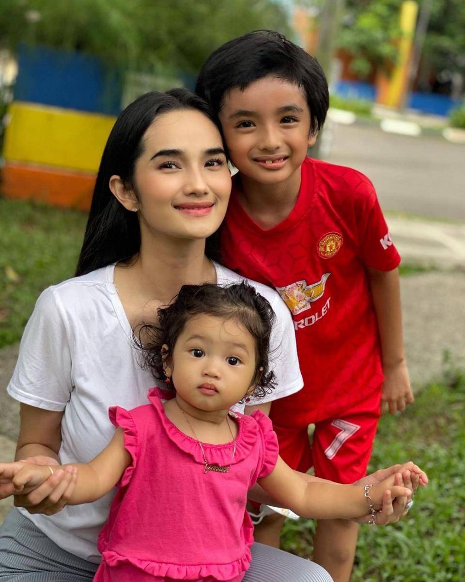 Faby Marcelia dan kedua anaknya (instagram.com/fabymarcelia)