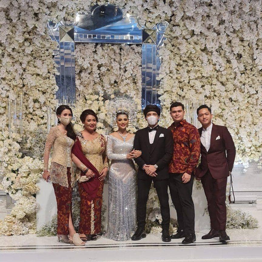 Azriel Hermansyah bersama keluarga Sarah Menzel di pernikahan Aurel Hermansyah dan Atta Halilintar. (instagram.com/ssarah_menzel)