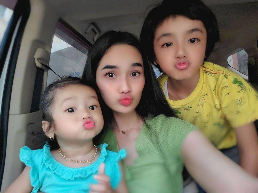 Faby Marcelia dan kedua anaknya (instagram.com/fabymarcelia)