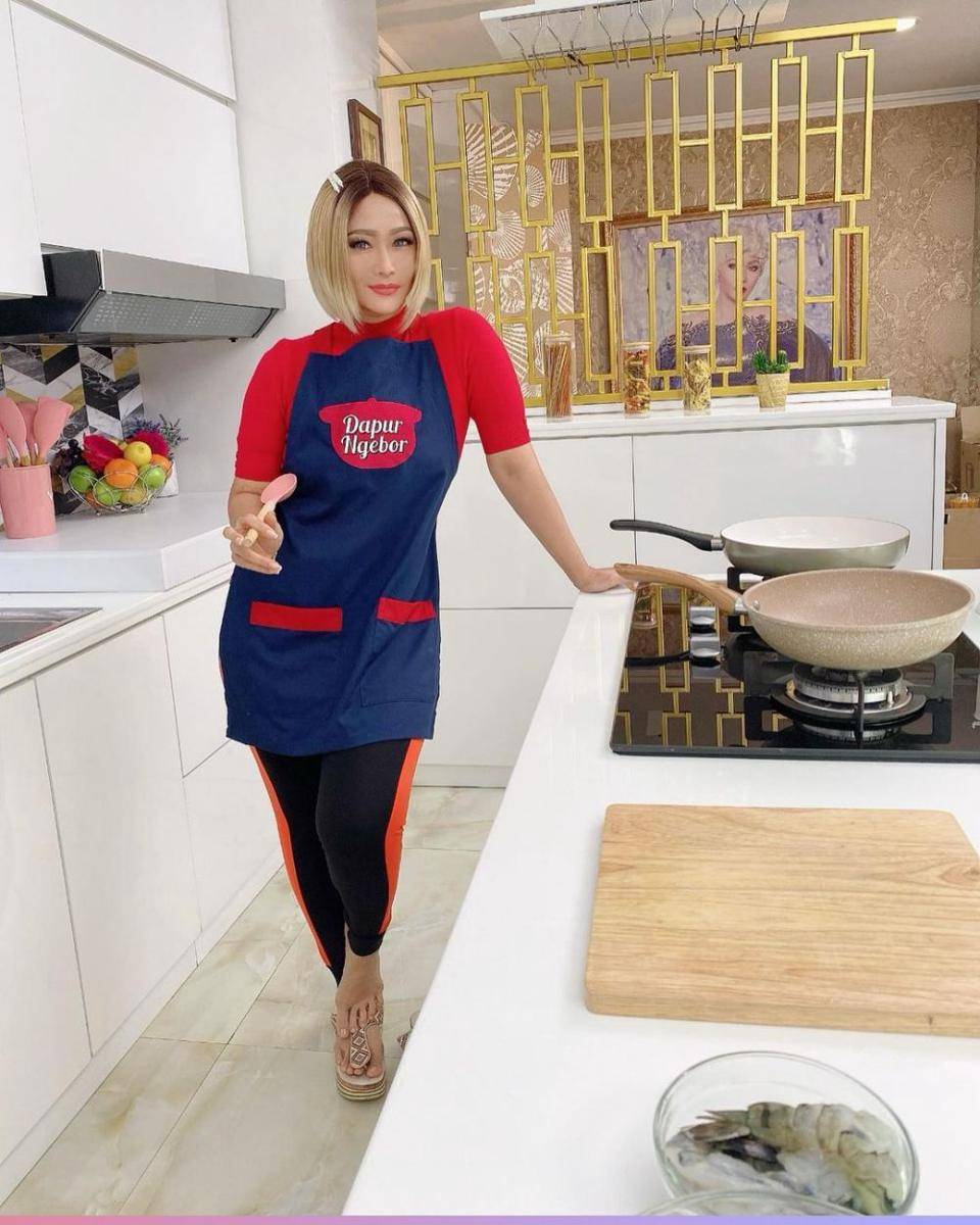 Inul Daratista memasak. (Instagram.com/inul.d)