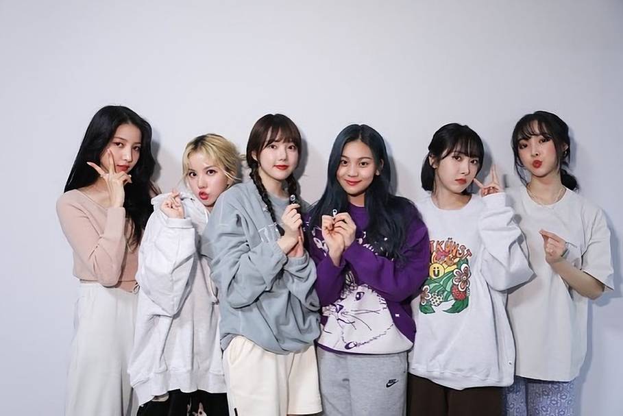 GFriend (instagram.com/gfriendofficial)
