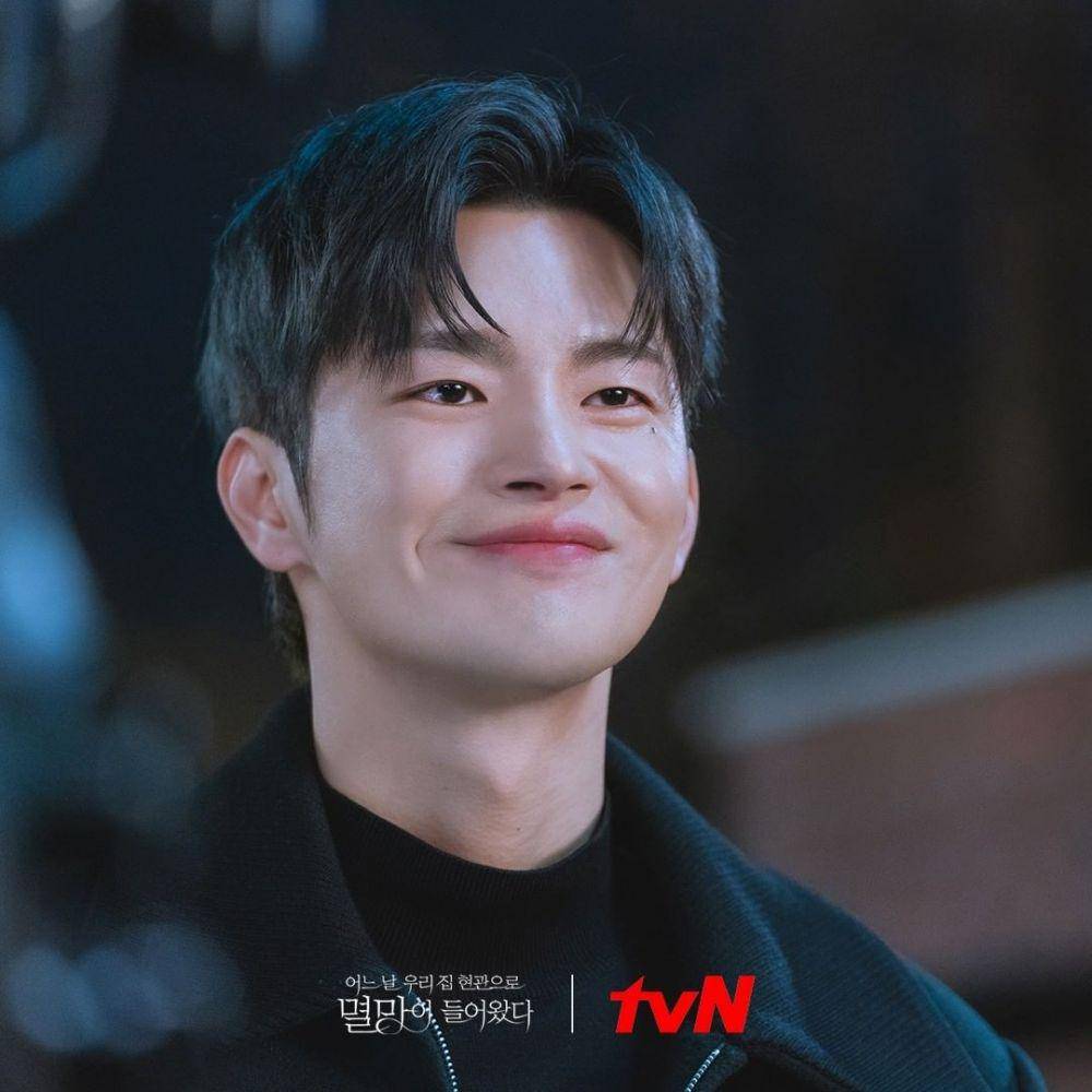 Seo In Guk di drama Korea Doom At Your Service (instagram.com/tvndrama.official)