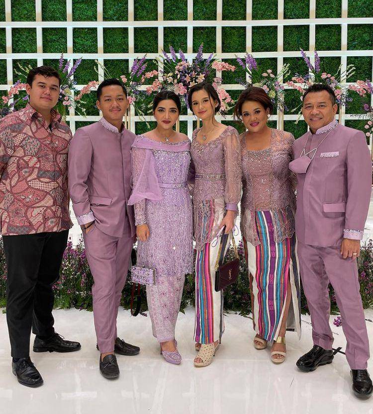 Dekat keluarga pacar (instagram.com/sarahmenzel)