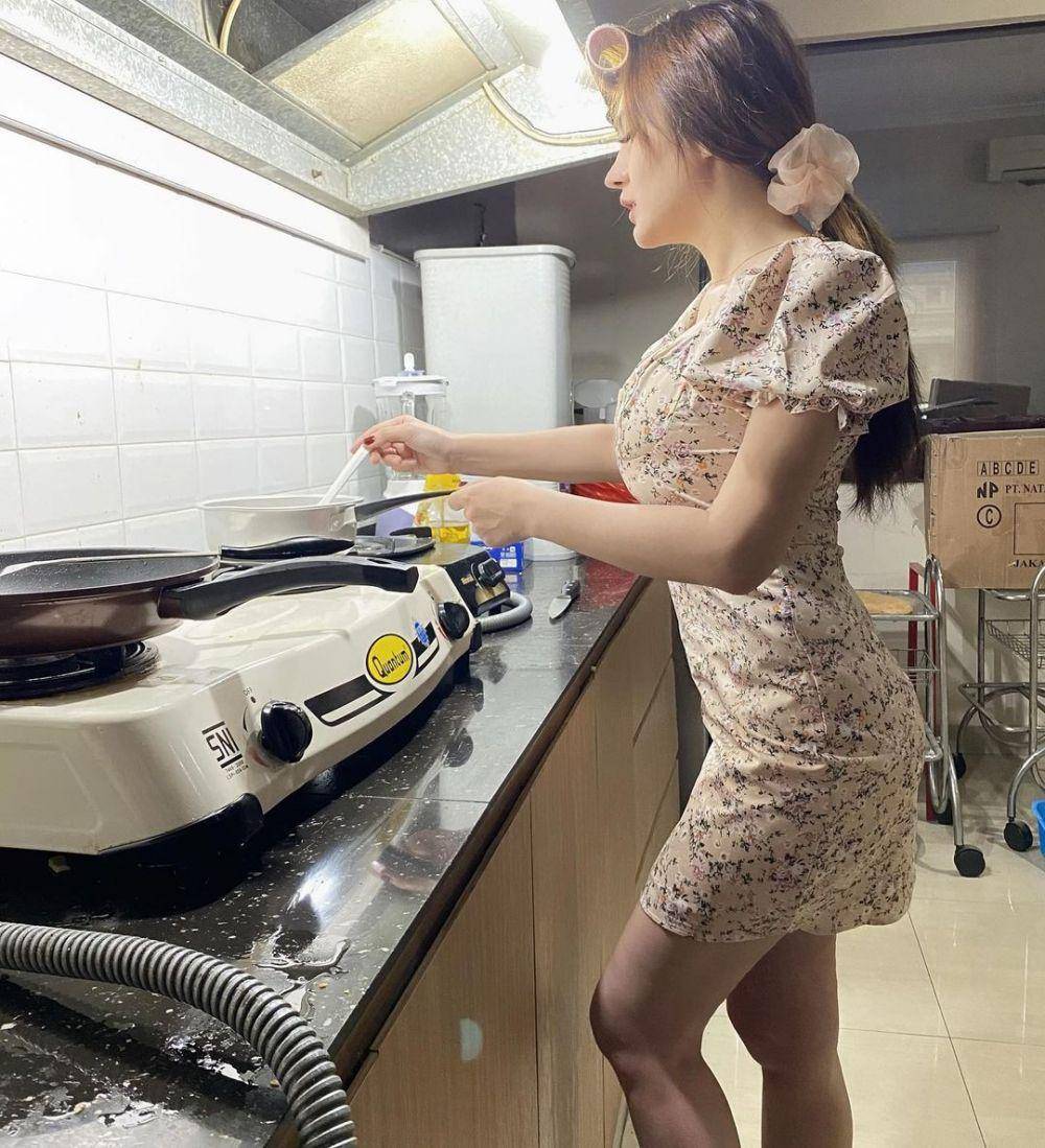 Angela Lee memasak di dapur. (Instagram.com/angelalee87)