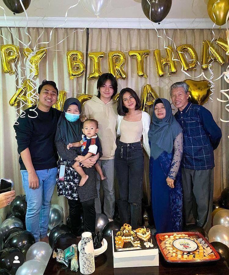 Dekat keluarga pacar ( Instagram.com/sheninacinnamon)