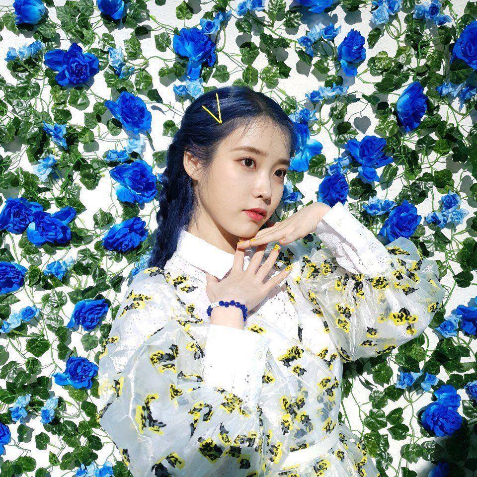 potret IU dengan rambut biru (instagram.com/dlwlrma)