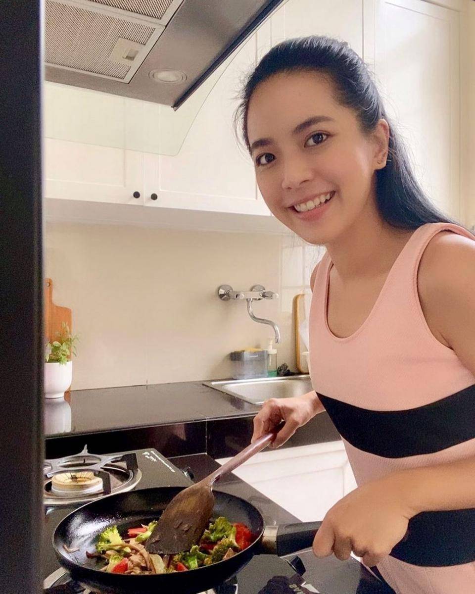 Yeslin Wang memasak di dapur. (Instagram.com/yeslinwang)