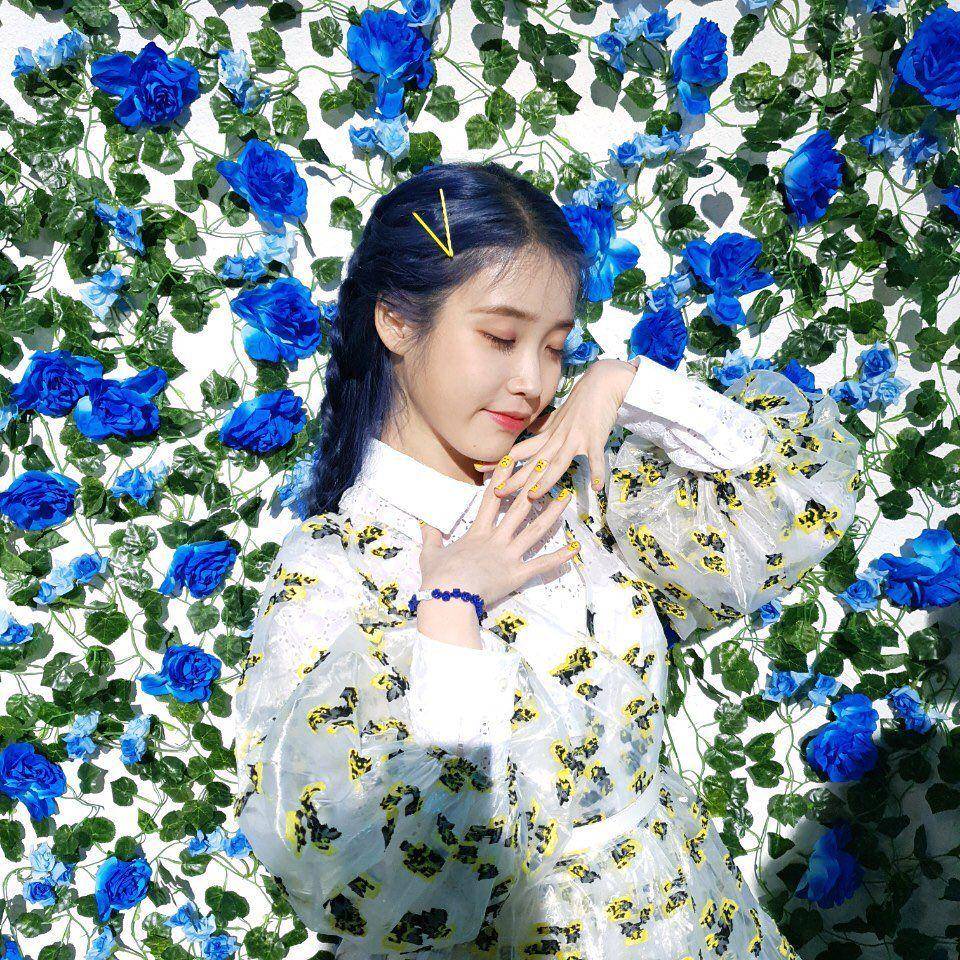potret IU dengan rambut biru (instagram.com/dlwlrma)