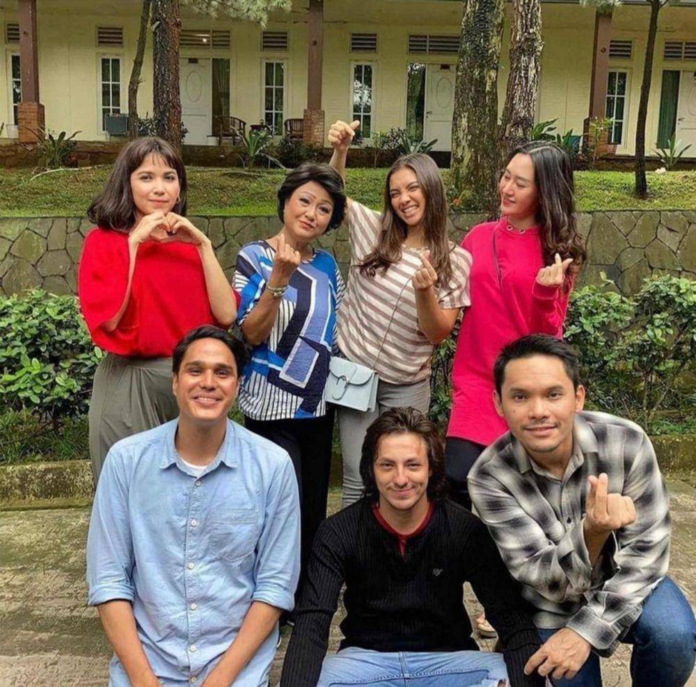 Kebersamaan cast Samudra Cinta selama syuting. (Instagram.com/debbiecynthiadewi/)