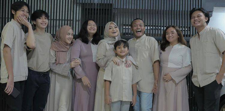Dekat keluarga pacar (instagram.com/putridelina)