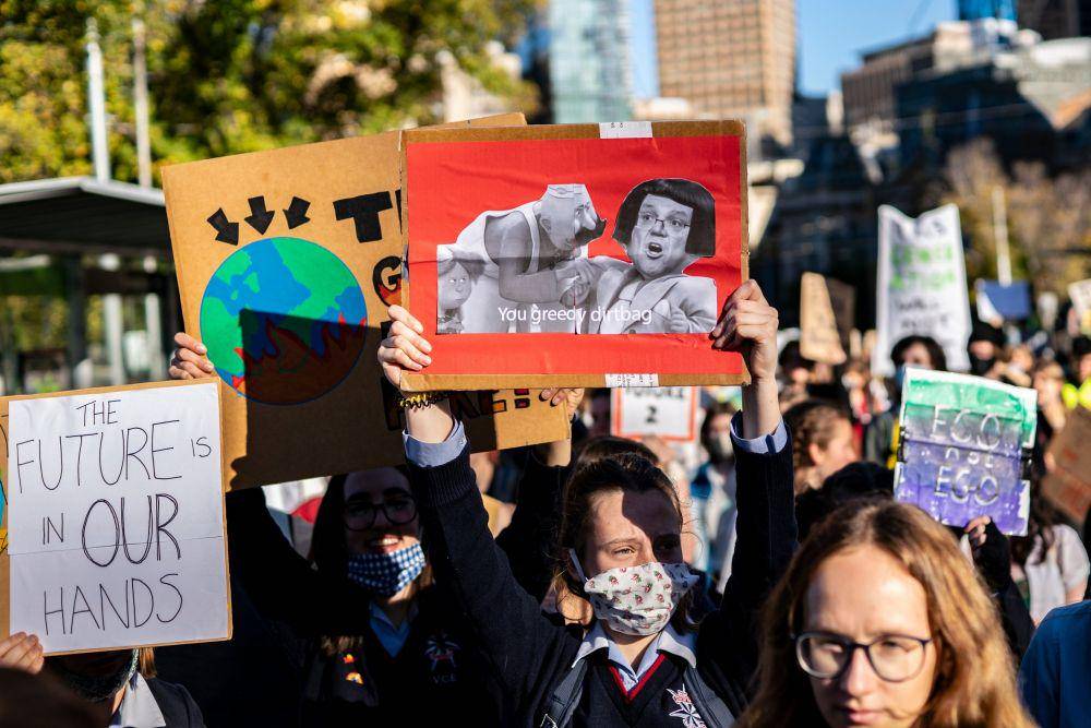 Para pelajar membawa berbagai poster yang bertuliskan tentang lingkungan, pada hari Jumat, 21 Mei 2021. (Twitter.com.com/StrikeClimate)