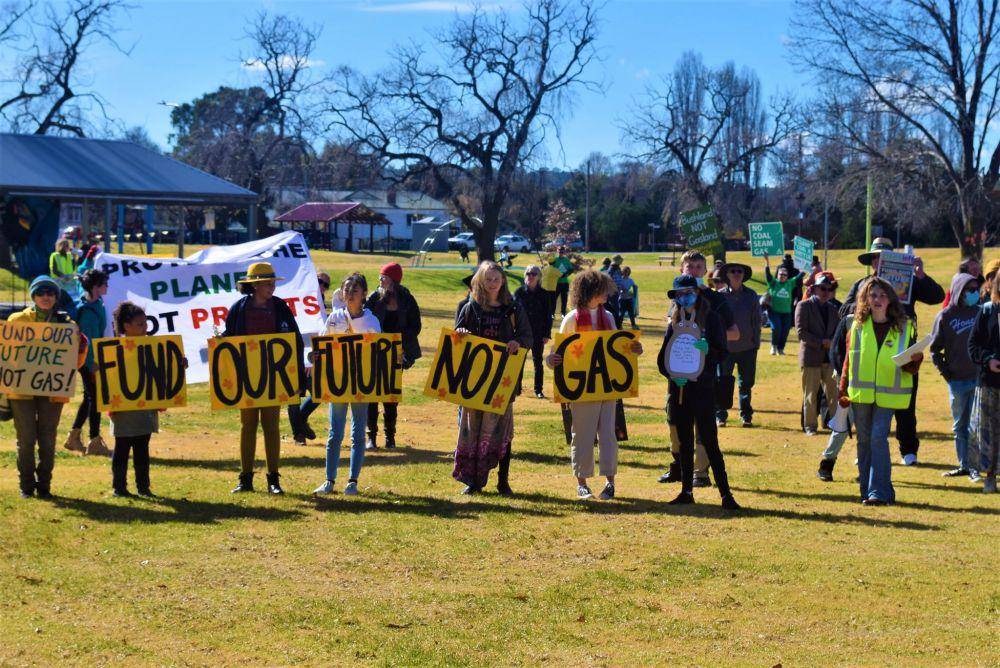 Para demonstran membawa poster yang bertuliskan "Fund Our Future, Not Gas" di Armidale, New South Wales, pada hari Jumat, 21 Mei 2021. (Twitter.com/StrikeClimate)