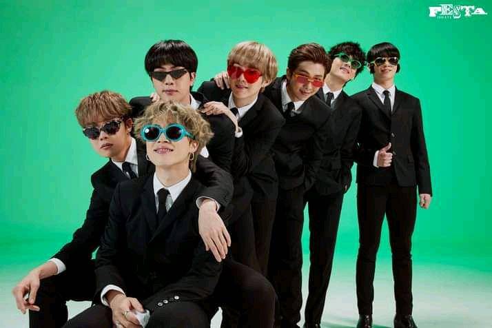 Foto grup BTS (facebook.com/bangtan.official)