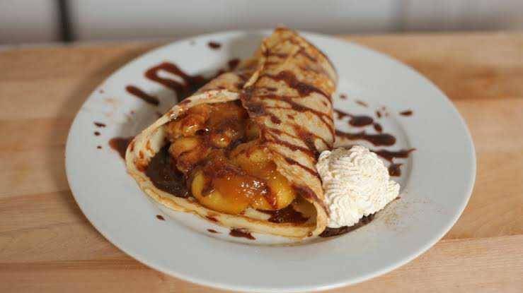 Crepes isi pisang dan karamel (youtube.com/Coral)