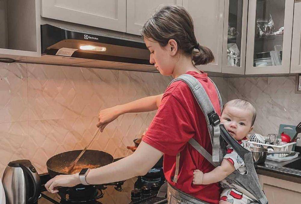 Kimberly Ryder memasak. (instagram.com/kimbrlyryder)