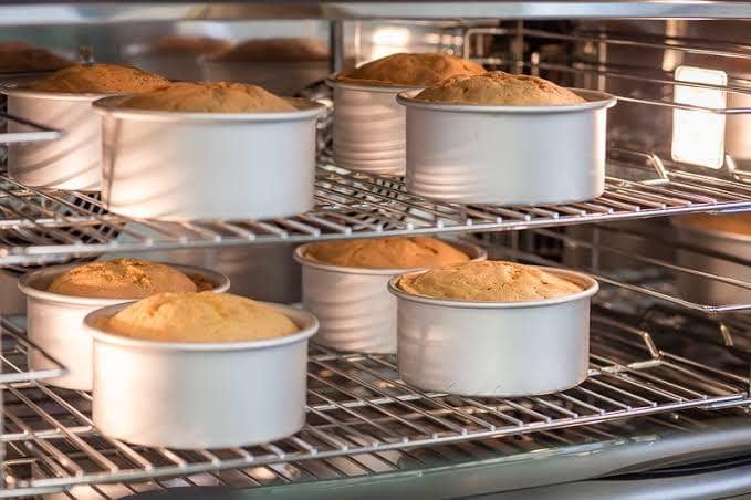 Memanggang kue dalam oven (rosalindmillercakeschool.teachable.com)