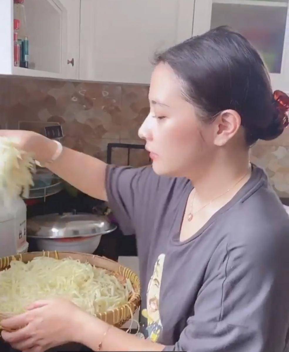 Prilly Latuconsina memasak di dapur. (Instagram.com/prillylatuconsina96)