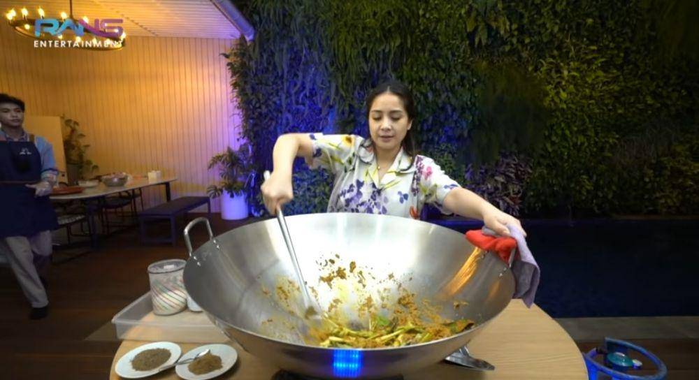 Nagita Slavina memasak. (YouTube/RANS Entertainment)