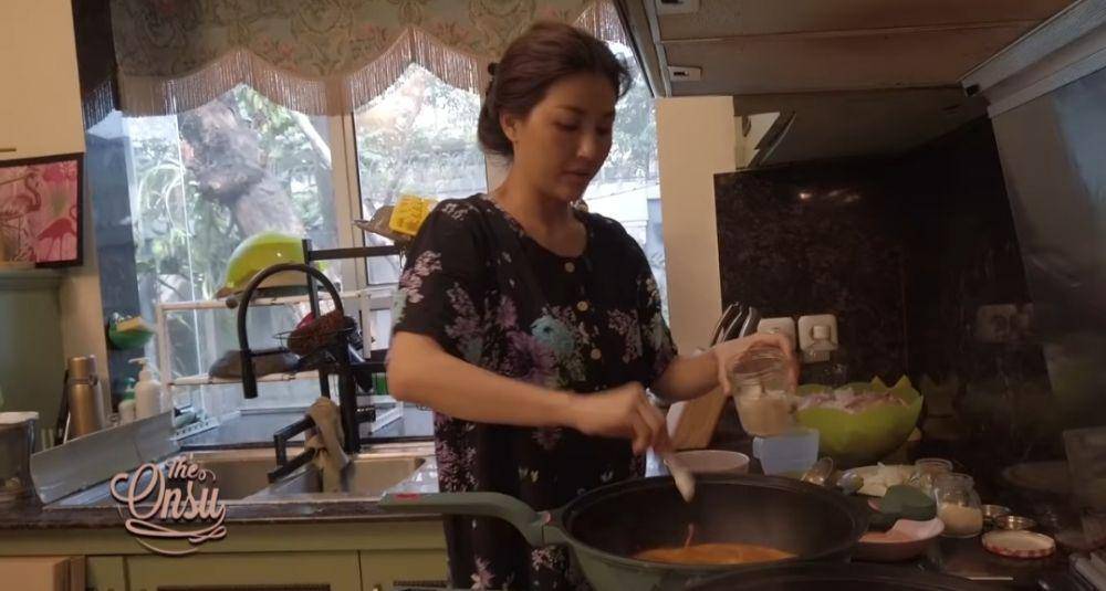 Sarwendah memasak di dapur. (YouTube/The Onsu Family)