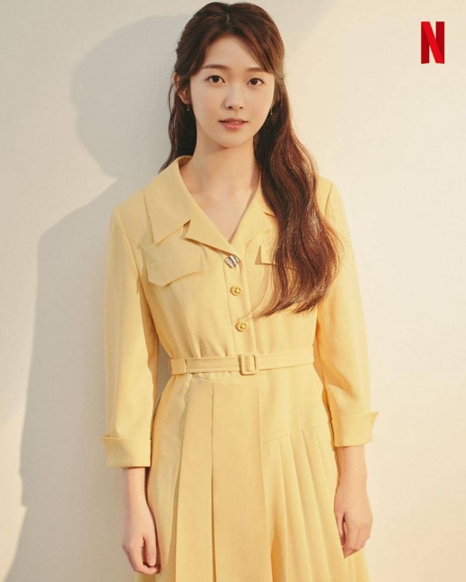 Hong Seung Hee di pemotretan promosi Move to Heaven (instagram.com/netflixkr)