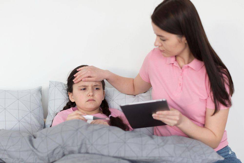 ilustrasi anak demam (freepik.com/freepik)