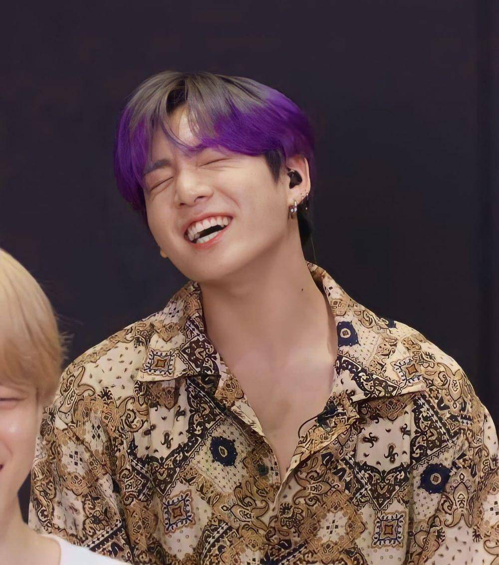 Jungkook tertawa (twitter.com/EMOGJK)
