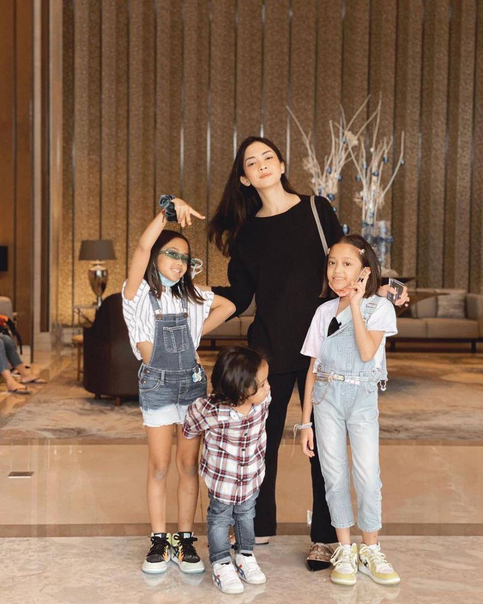 Ririn Dwi Ariyanti dan tiga anaknya (instagram.com/ririndwiariyanti)