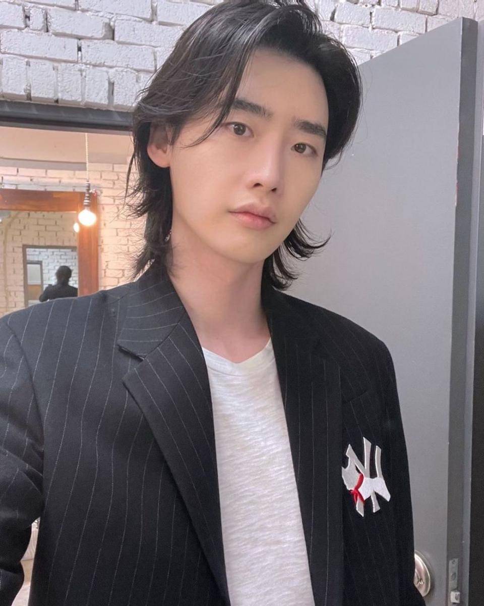 Lee Jong Suk (instagram.com/jongsuk0206)