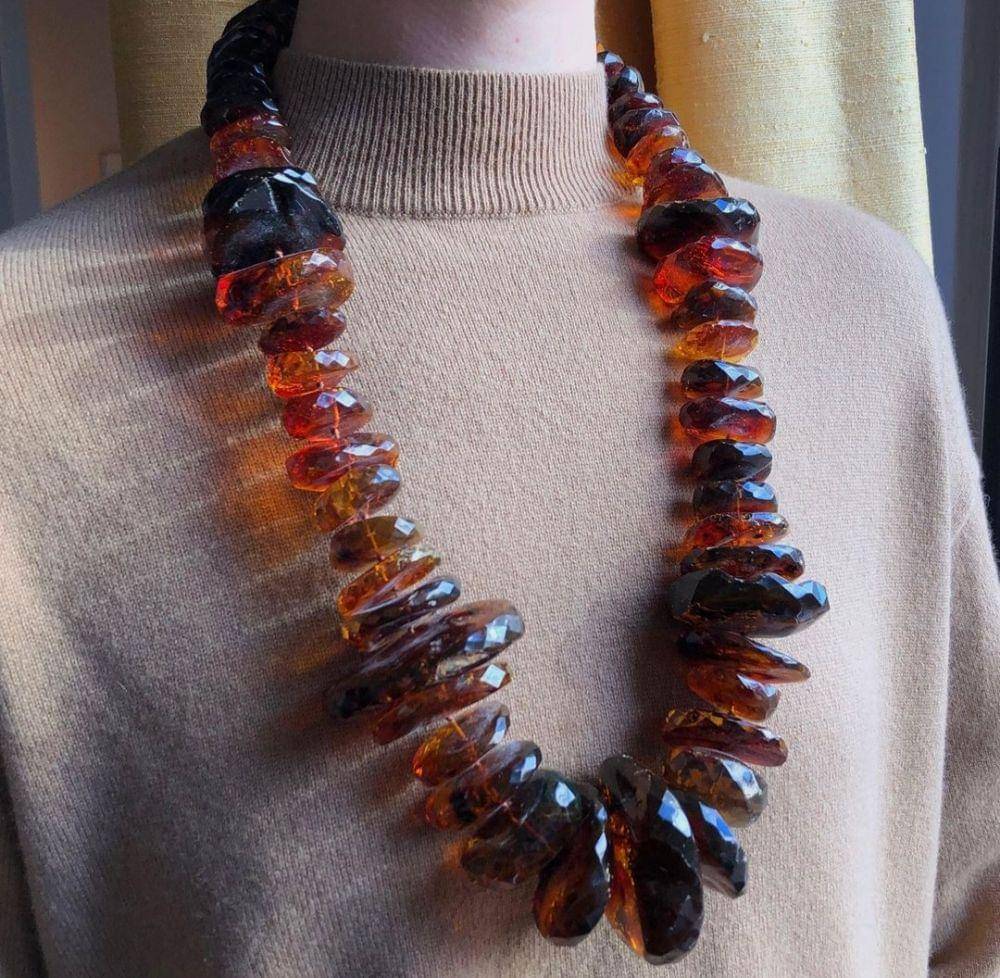 kalung amber (Instagram.com/mahnazcollection)