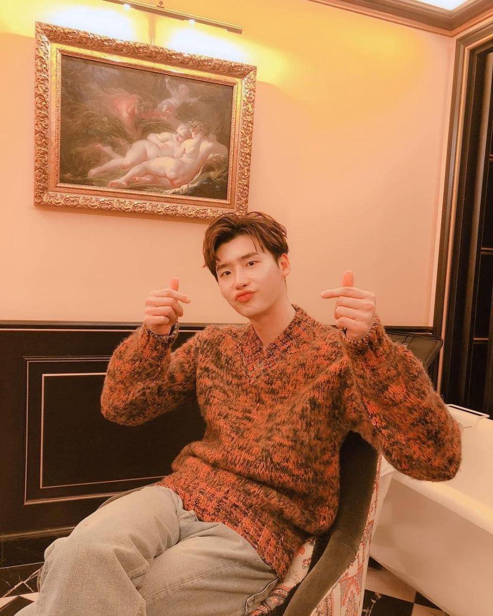 Lee Jong Suk (instagram.com/jongsuk0206)