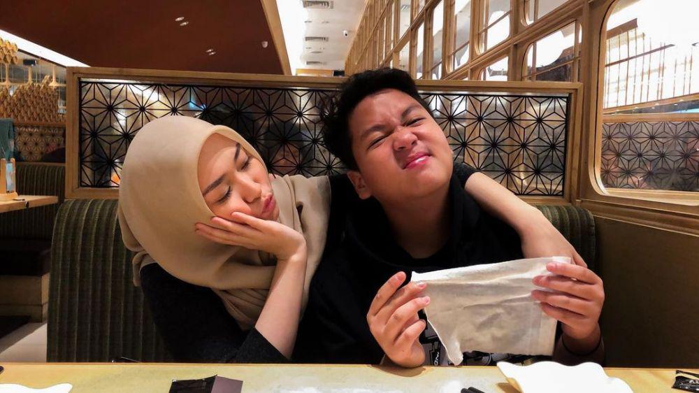Bak Sahabat, 10 Potret Kedekatan Fatih Unru dengan Kakaknya
