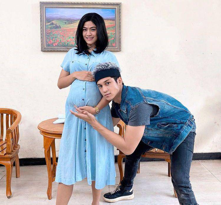 Artis muda hamil (Instagram.com/hanahaho)