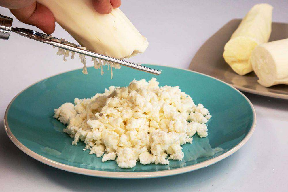 memarut singkong (asianfoodnetwork.com)