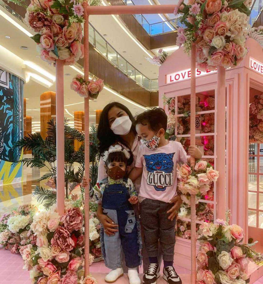 Viens Tasman dan kedua cucunya (instagram.com/vienstasman)