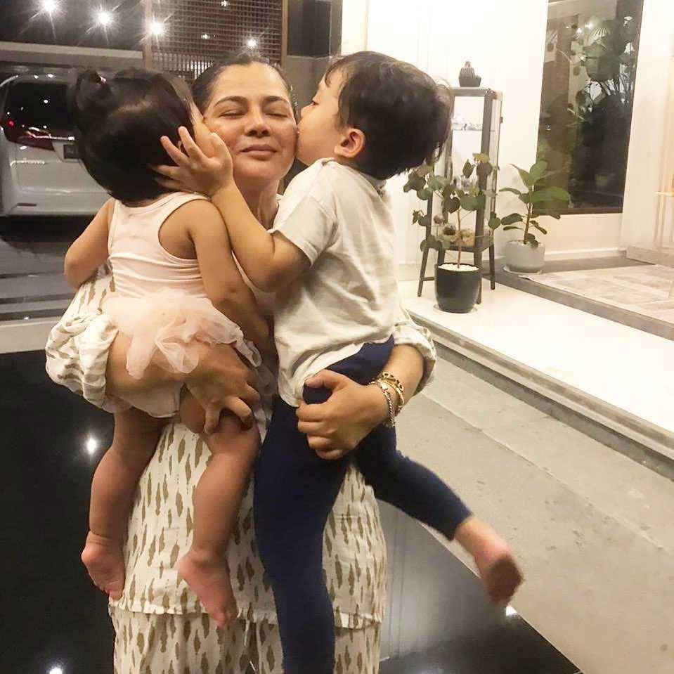 Viens Tasman dan kedua cucunya (instagram.com/vienstasman)