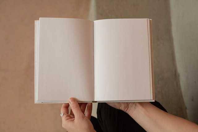 ilustrasi seseorang memegang buku (pexels.com/Monstera)