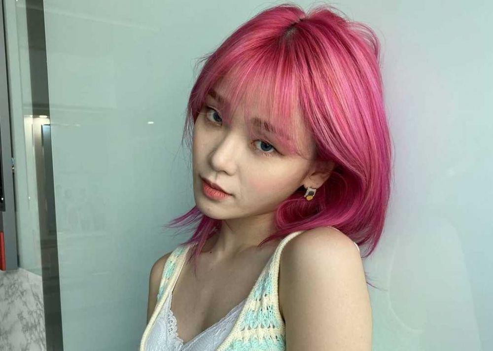 10 Potret Terbaru Seunghee Oh My Girl dengan Rambut Pink, Manis Banget