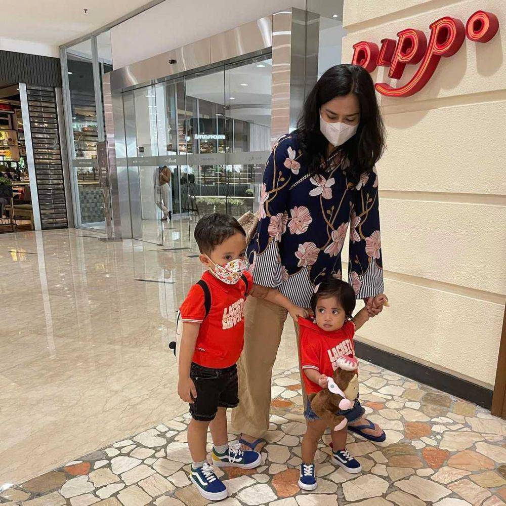 Viens Tasman dan kedua cucunya (instagram.com/vienstasman)