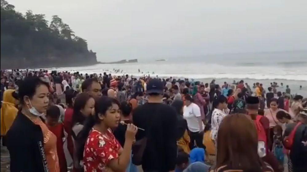 Viral, Ribuan Wisatawan Membludak di Pantai Karanghawu Sukabumi