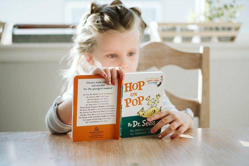 Ilustrasi anak membaca buku cerita (unsplash.com/joshapplegate)