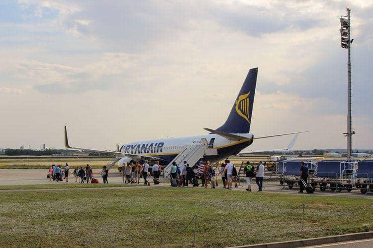 Ilustrasi pesawat Ryanair yang mendarat di Minsk. (Unsplash.com/Marty Sakin)