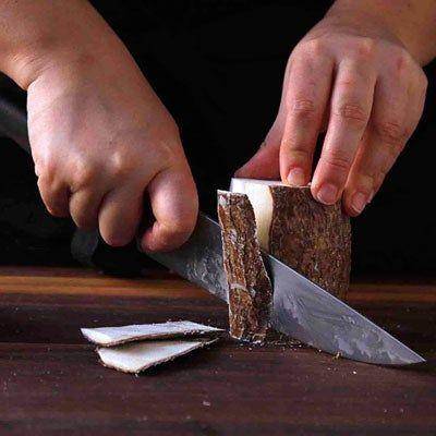 Mengupas singkong (saveur.com)