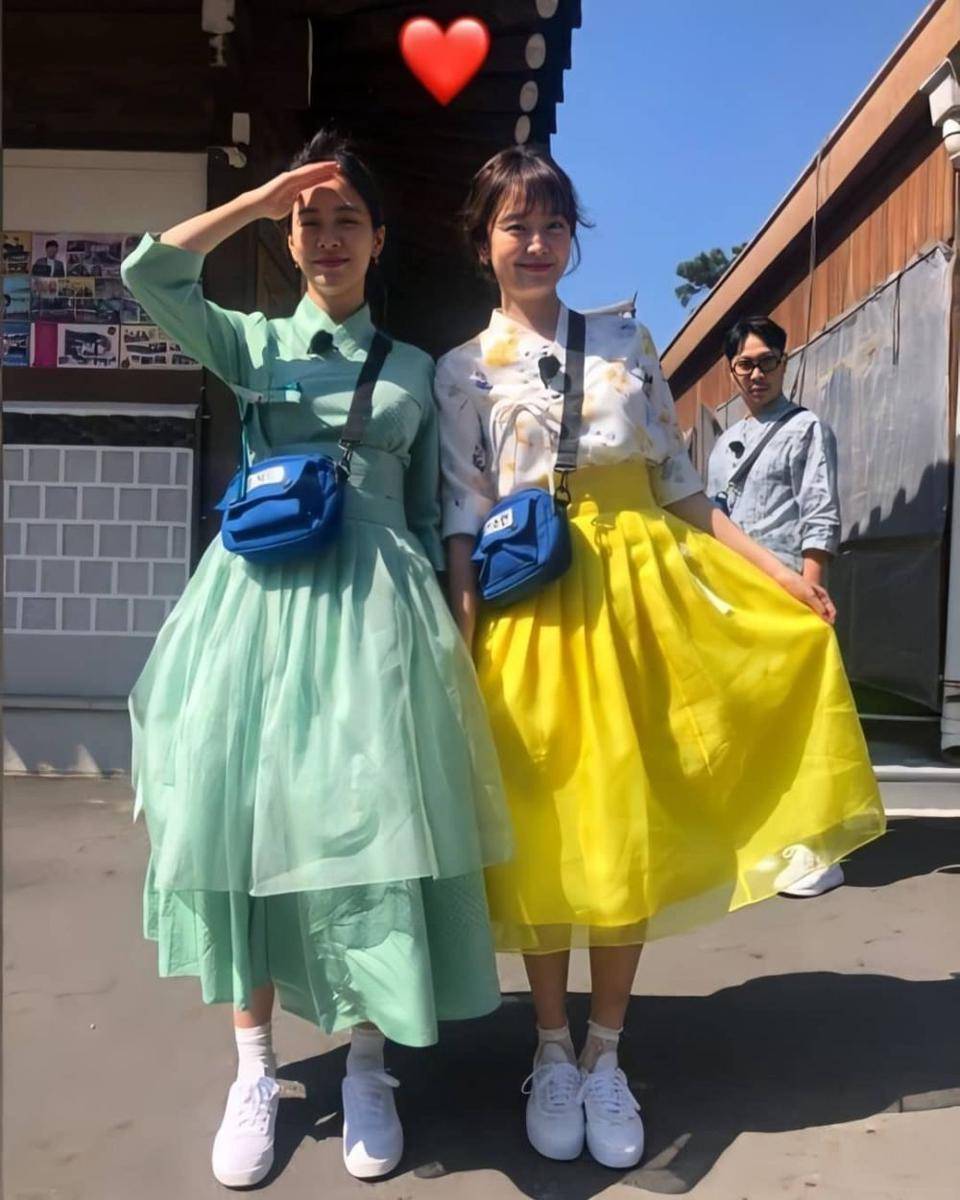 Song Ji Hyo dan Jeon So Min (instagram.com/welovesongjihyo)