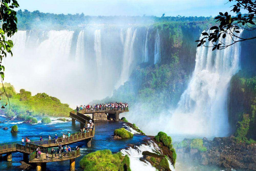 Air terjun Iguazu di Brasil. (lonelyplanet.com)